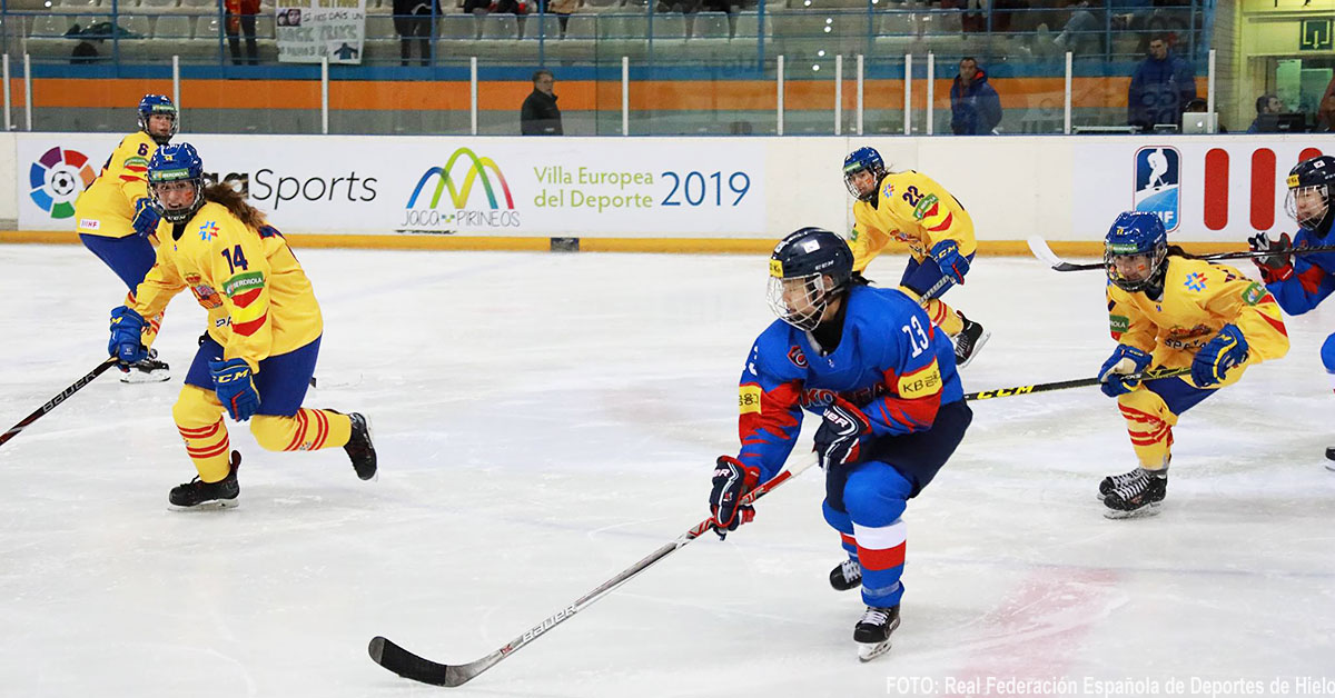 La IIHF ha comunicado a través de su Consejo que cancela todos los mundiales del próximo año, a excepción de los absolutos y el junior, ante la situación de pandemia en todo el mundo. El PreOlímpico femenino queda aplazado a octubre de 2021.