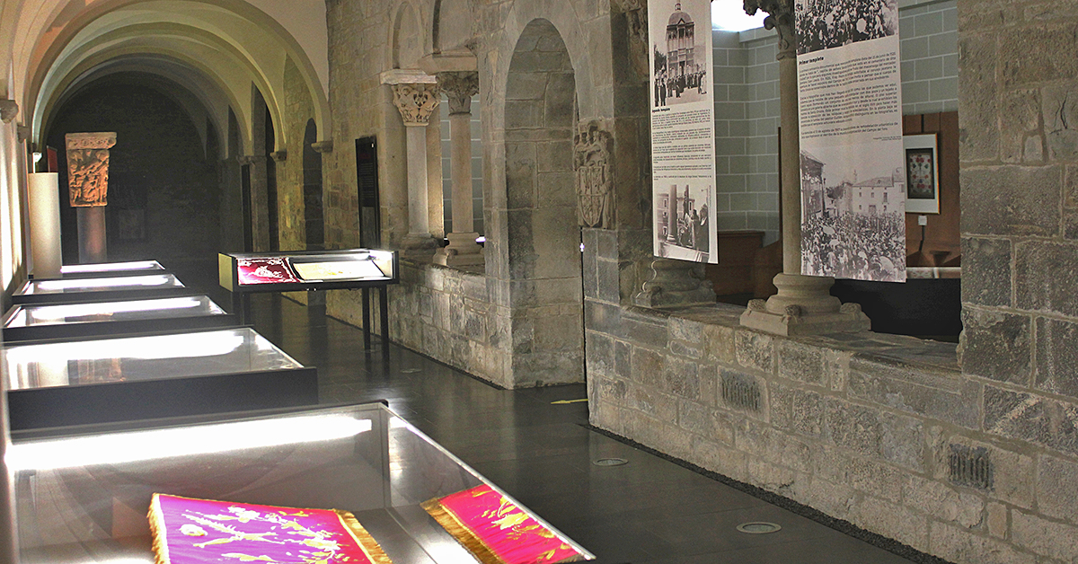La exposición temporal podrá visitarse en el Museo Diocesano de Jaca hasta finales de enero de 2021, mostrando varios de los mantos dedicados a Santa Orosia conservados en Jaca y que representan verdaderas obras artísticas por la calidad de sus materiales y sus ornamentaciones .