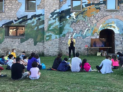 También el día 1 de abril, a las 13h, en la plaza Santa Eulalia de Berdún actuará Salamanchesa, la joven chesa Vanessa Gargallo, que realizará un cuentacuentos basado en varias obras infantiles. 