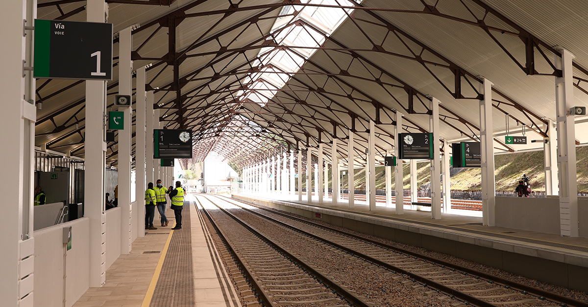 El tren de Zaragoza que llega a Canfranc a las 12.34 horas ha sido el primero en parar en la nueva estación de viajeros, previa a la inauguración oficial que ha contado con la presencia del Ministro de Transportes y el Presidente de Aragón. Una inversión de diez millones de euros, que serviría de impulso y paso previo a la la reapertura de la línea internacional de Canfranc y la conexión Zaragoza-Canfranc-Pau, que estaría más cerca. 