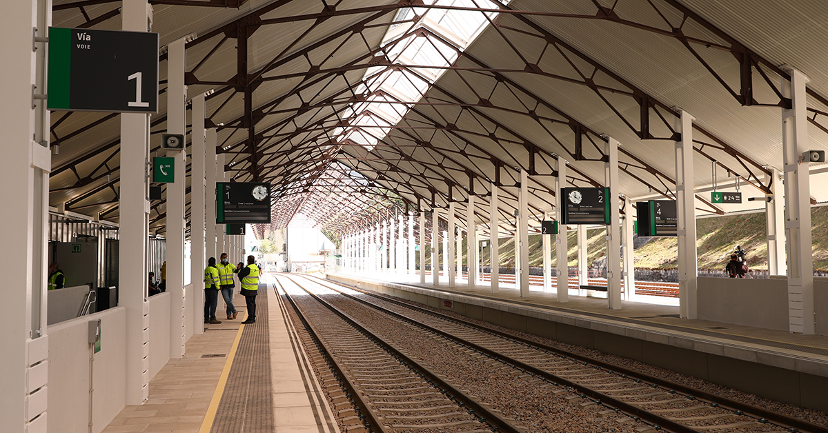 El tren de Zaragoza que llega a Canfranc a las 12.34 horas ha sido el primero en parar en la nueva estación de viajeros, previa a la inauguración oficial que ha contado con la presencia del Ministro de Transportes y el Presidente de Aragón. Una inversión de diez millones de euros, que serviría de impulso y paso previo a la la reapertura de la línea internacional de Canfranc y la conexión Zaragoza-Canfranc-Pau, que estaría más cerca. 