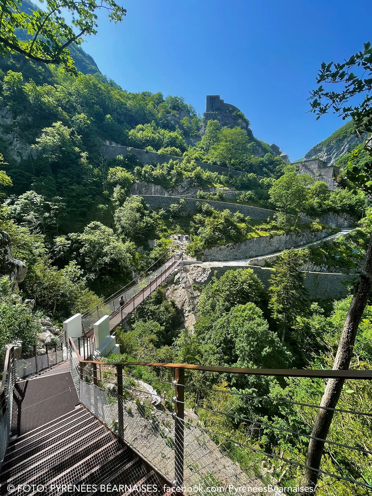 La vertiginosa pasarela que une el Chemin de la Mâture y el Fort du Portalet, en el vecino Valle de Aspe ya es una realidad. Esta es la imagen publicada en redes sociales por la Oficina de Turismo de Pyrénées Béarnaises y que nos muestra la panorámica desde la misma, a 35 m de altura sobre el vacío.