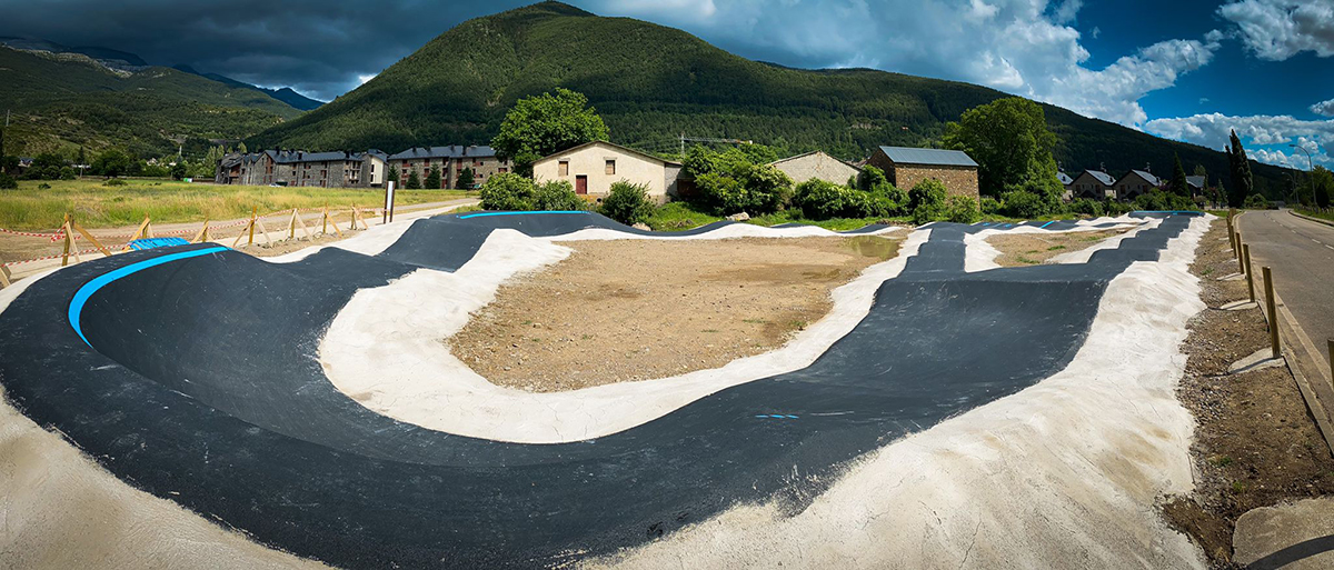 El Pump track está ubicado en la zona del Arrabal, junto al río Aragón y frente al campo de fútbol, lo que permite ampliar la zona deportiva de la localidad. Además tiene una gran facilidad de aparcamiento, lo que supone otro incentivo para que acudan aficionados de otros puntos del valle, de la comarca y del Alto Gállego, y pueden emplearlo ciclistas y patinadores de todas las edades y niveles.
