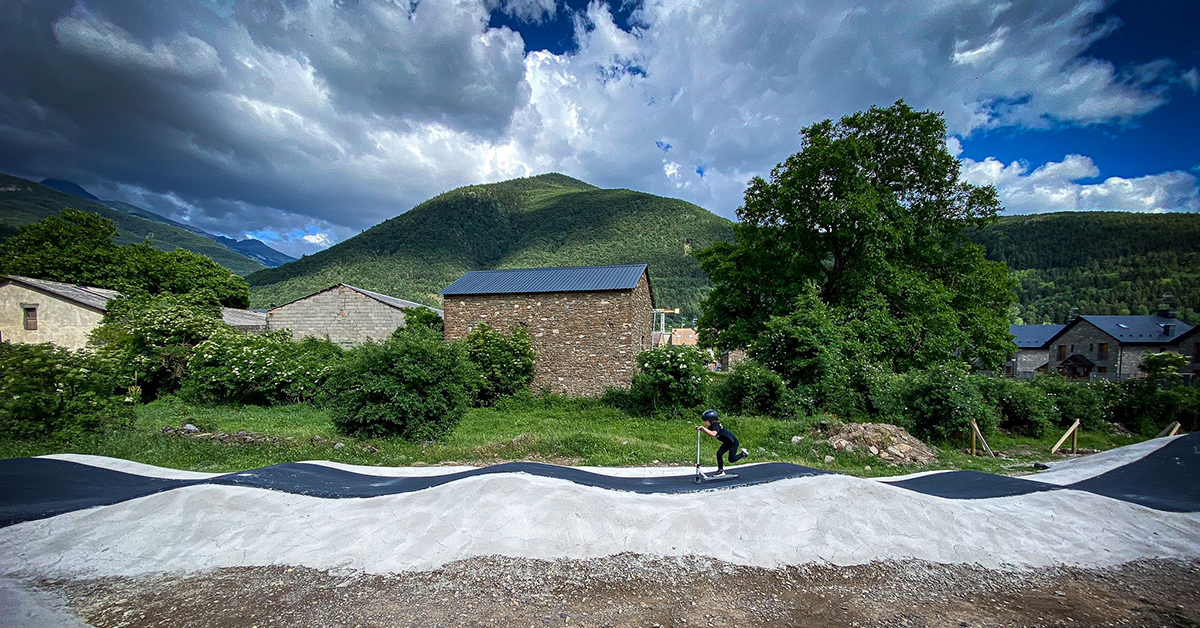 La localidad ha puesto en marcha un espectacular Pump track, de 1.600 metros cuadrados, que ya se ha convertido en la instalación más utilizada entre bikers y skaters de todo el valle del Aragón y comarcas de La Jacetania y Alto Gállego. 