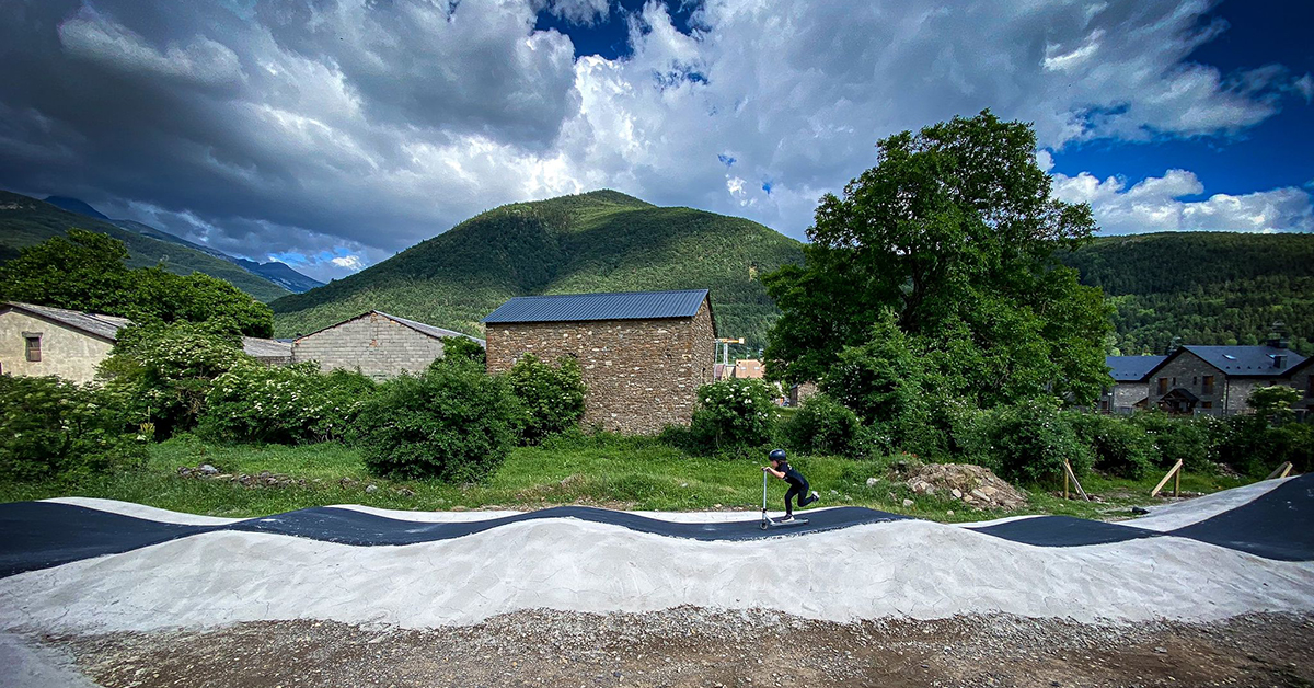 La localidad ha puesto en marcha un espectacular Pump track, de 1.600 metros cuadrados, que ya se ha convertido en la instalación más utilizada entre bikers y skaters de todo el valle del Aragón y comarcas de La Jacetania y Alto Gállego. 