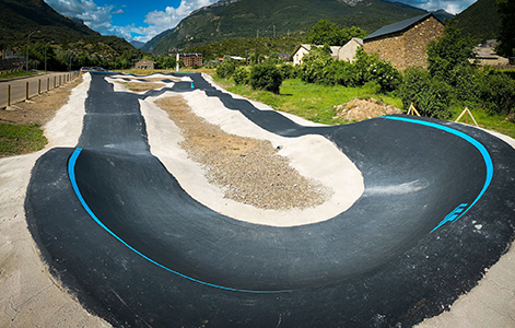 Un espectacular Pump track de 1.600 m2 para bikers, skaters, patines y patinetes es la última novedad de la localidad para este verano y una apuesta por las nuevas tendencias deportivas y más atractivas para los jóvenes.