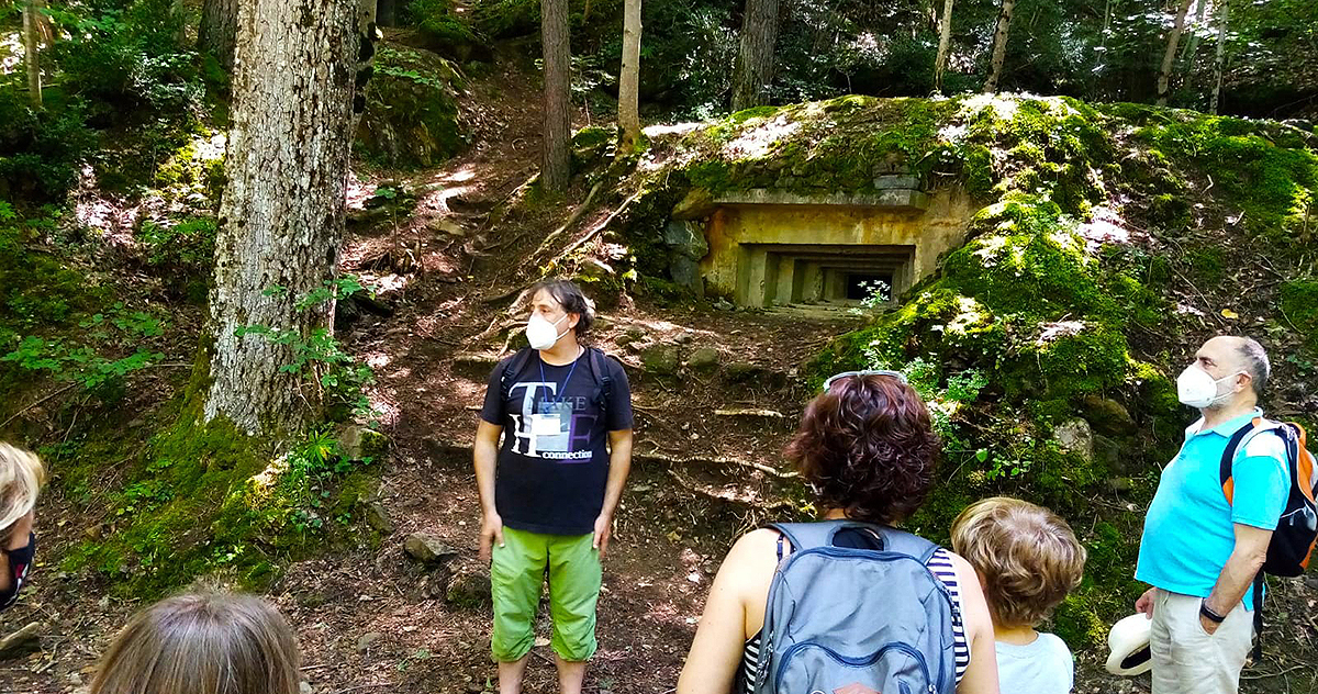 La naturaleza y la geología serán también protagonistas del programa de actividades de Jaca, a través de las "Rutas geológicas" que nos llevarán por las calles de Jaca, por el paseo, la Calzada romana y el camino a Oroel o el Ibón de Escalar y Collado de los Monjes en cuatro propuestas distintas: "Geología a pie de calle", "Jaca en medio del mar", "Oroel, una montaña con la falda adornada de conchas marinas" y "Astún, de los mares ecuatoriales a los glaciares pirenaicos. Historia de un cambio climático de 200 millones de años" (información sobre rutas geológicas).