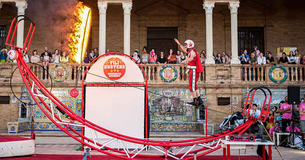 El festival comenzará el sábado 17 de julio, a las 18:30h, con la Compañía Passabarret, que pondrá en escena su espectáculo “Filli Busters”, la nueva y arriesgada aventura en la que Mortelo & Manzani pondrán en peligro sus vidas y las de todo el público que rodee el escenario a menos de diez metros de distancia, en un evidente homenaje a los temerarios de toda la vida: los últimos reclutas de la prestigiosa "Fili Busters Daredevil Academy". 