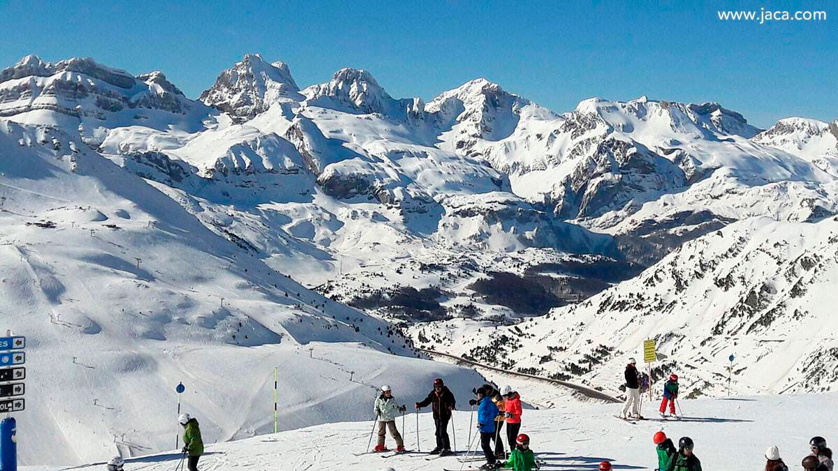 La nieve de Aragón estará al completo la próxima temporada

20/09/2021. Jaca 

Acuerdo entre Gobierno de Aragón y las estaciones de esquí pirenaicas para la apertura de instalaciones la próxima temporada con consenso de todas las partes implicadas.