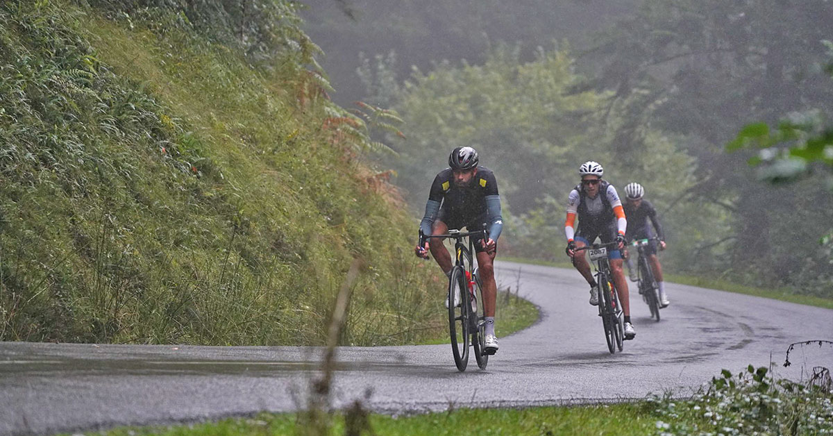 Épica y muchos valientes en la XXX edición de la Quebrantahuesos en la que 2.500 participantes han tomado la salida, entre la Marcha Cicloturista Ibercaja Quebrantahuesos Sponsored by Oakley y la Treparriscos.
