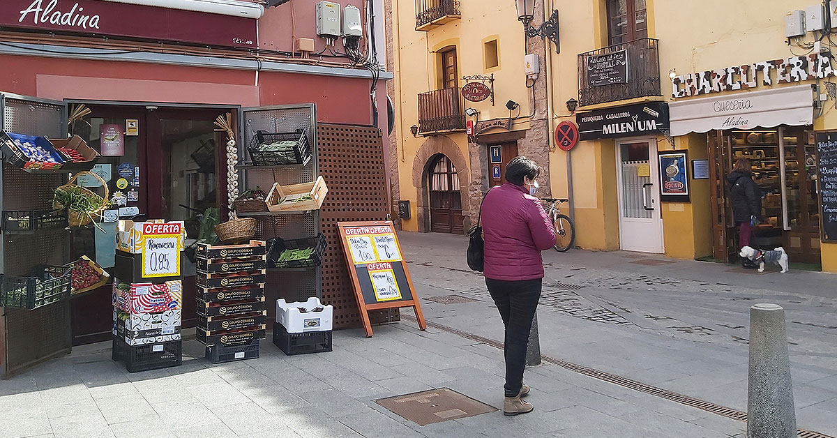 Desde este jueves 7 de octubre, primera emisión, todos los lunes hasta el 6 de diciembre se podrán conseguir los bonos Impulsa JacaPirineos para beneficiarse de descuentos en compras y consumiciones en establecimientos de Jaca. Serán 75.000 euros y los bonos tendrán que consumirse en tres días con descuentos del 20%, de 2€, 5€, 10€ y 15€ para canjear en compras de 10€, 25€, 50€ y 75€, respectivamente. 