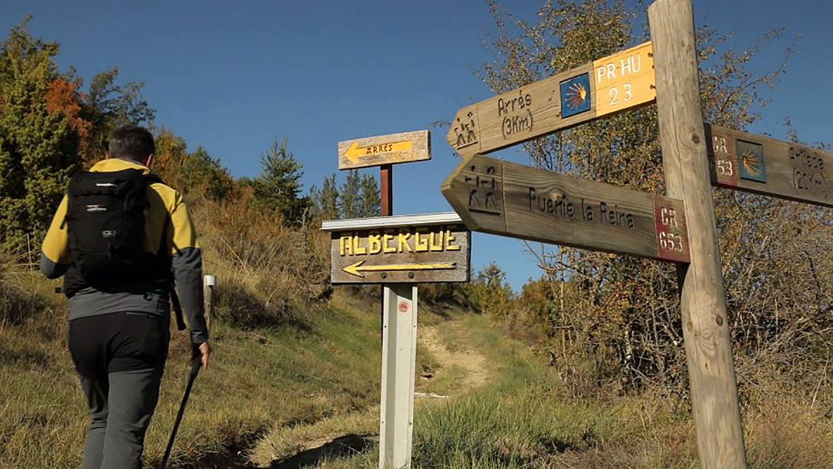 El programa senderista de Aragón TV inicia su particular andadura por el Camino de Santiago en Aragón y durante cuatro programas —no consecutivos— recorrerá la ruta jacobea en Aragón. La primera etapa, con cerca de 30 km, le llevará este martes 26 de Somport a Jaca.