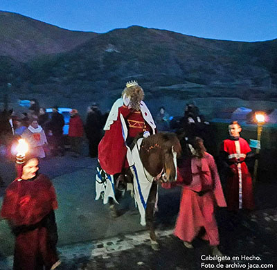 En el Valle de Hecho, por su parte, los Magos de Oriente llegarán también alrededor de las 18h, recibiéndolos en la Cruz Alta de Hecho y acompañándolos hasta el Ayuntamiento. 