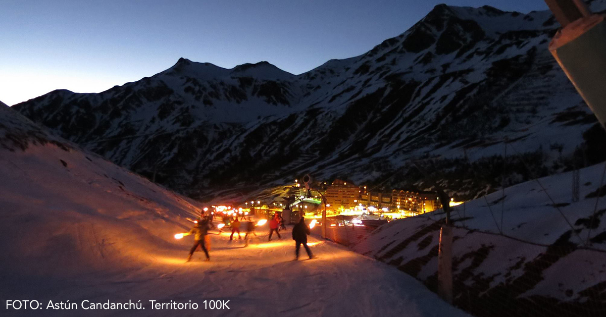 El territorio 100K, Astún Candanchú, celebrará este 5 de enero a partir de las 18h con la tradicional bajada de antorchas, con chocolatada y fuegos artificiales (horarios aquí). 