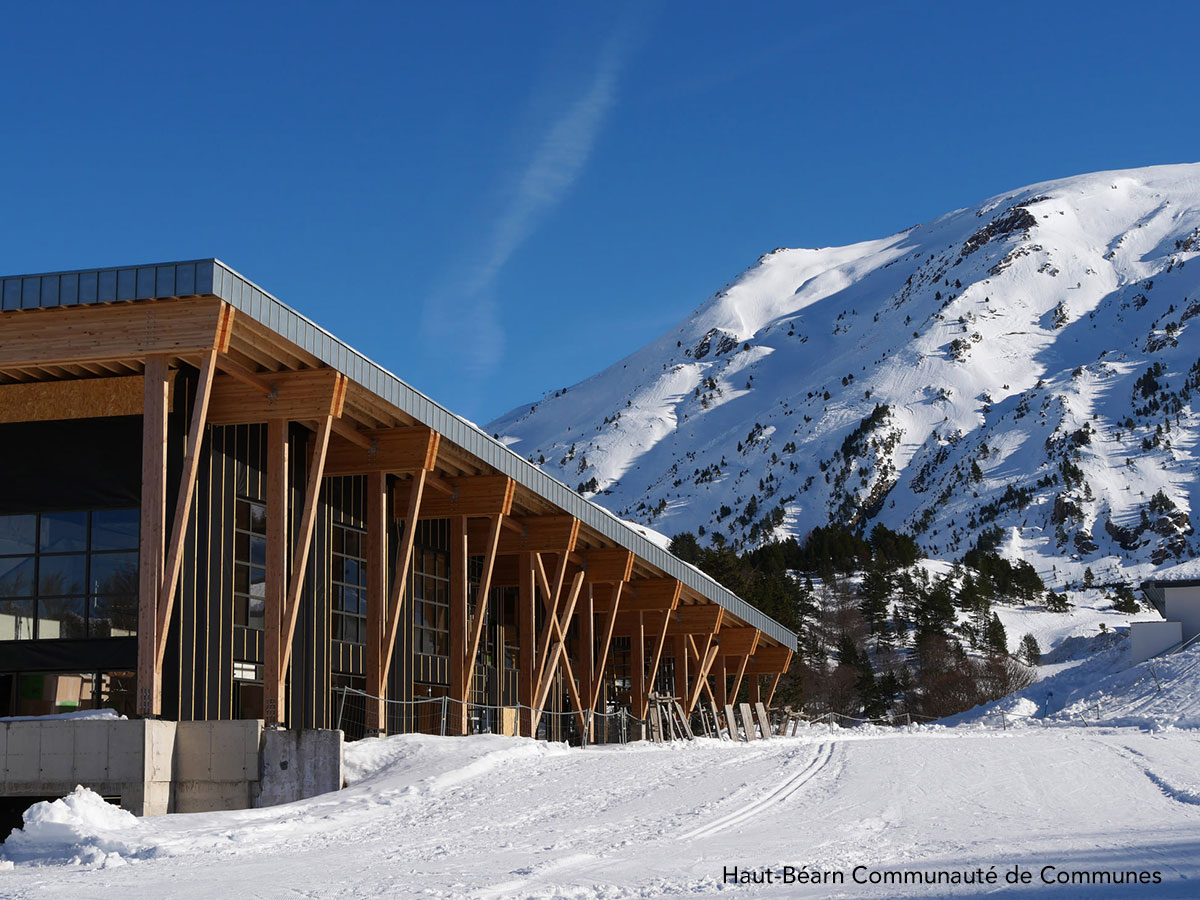 Los 25 kilómetros de la estación de esquí de fondo de Le Somport, en el puerto del mismo nombre que separa Francia y España, se ubican en el Parque Nacional de los Pirineos. A través de bosques de hayas y abetos, sus pistas Le Caussiat, Le Lac, Grand Tetras… permiten disfrutar de la práctica del esquí nórdico (patinador y clásico) en un entorno ideal. 