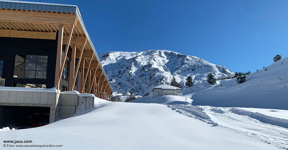 El centro de esquí y deportes nórdicos de Somport abre sus puertas este viernes 17 de diciembre con todo el dominio esquiable y parte de su nuevo edificio en funcionamiento. Se podrá acceder a la Recepción, alquiler de material, Escuela de Esquí y aseos mientras resto del edificio se encuentra en proceso de renovación.