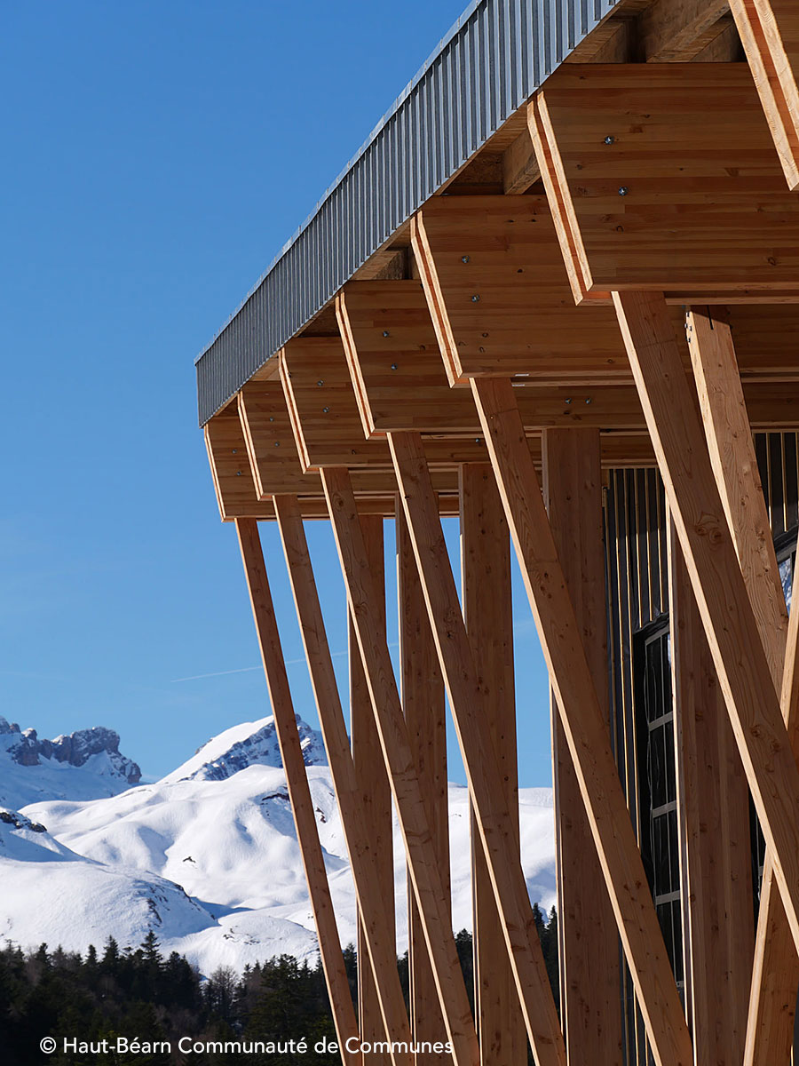 En cuanto a pistas, la estación ofrece 34 pistas de esquí de fondo abiertas (el 100% de su dominio esquiaba) y 5 km de pistas de raquetas, no pisadas, con un espesor de 110 cm. [Consultar aquí parte de nieve actualizado y la última hora de la Estación]