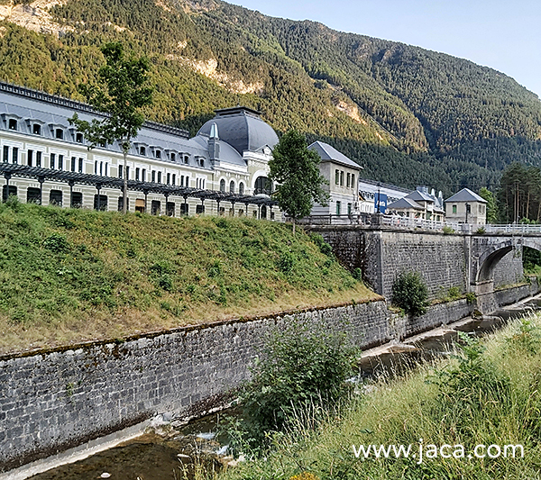 Junto a la Estación Internacional de Canfranc se ubica la Nueva Estación de Viajeros de Canfranc, un edificio moderno que ha supuesto una inversión de 4,4 millones de euros. En su diseño se ha respetado la visión de la sucesión de pórticos metálicos de manera que este entramado sigue siendo protagonista ya que se han respetado las cerchas originales y se ha creado una cubierta nueva. Junto a la nueva estación, la nueva playa de vías que ha supuesto una inversión de 5,8 millones de euros y que está técnicamente preparada para el momento en el que se reabra el tráfico ferroviario con Francia.