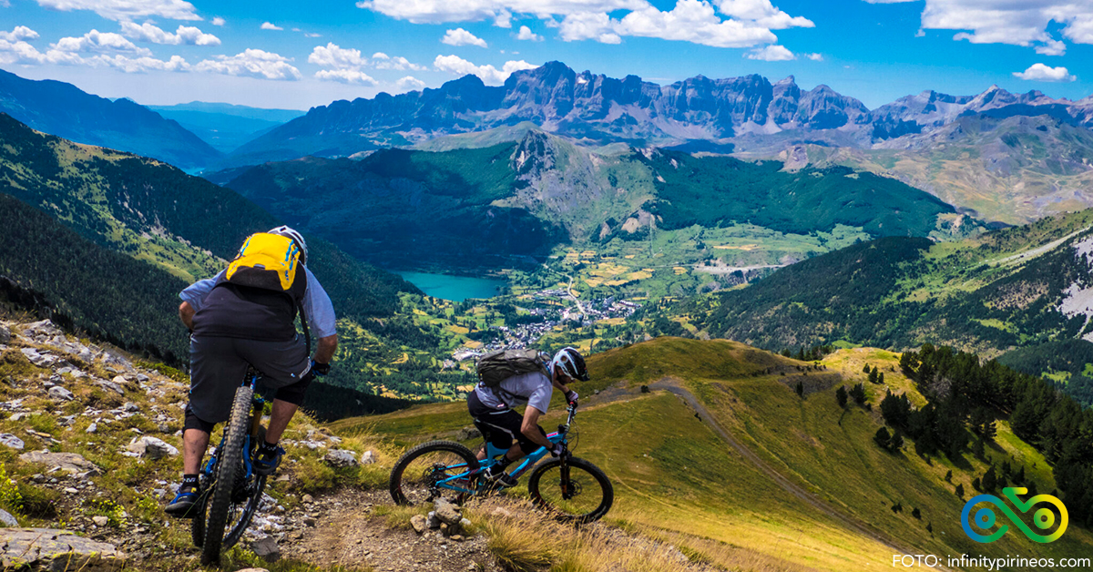 Infinity Pirineos se enmarca en el proyecto "Comarcas Jacetania y Alto Gállego: construyendo juntos un destino cicloturista de referencia", un proyecto de cooperación entre las cuatro administraciones, financiado por los fondos Leader y gestionado por Adecuara (grupo de acción local en estas comarcas), que aspira a consolidar el territorio como un destino ineludible para los amantes del ciclismo en todas sus modalidades, tanto a nivel nacional como internacional.