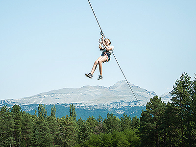 El primer fin de semana de junio el parque de actividades de Villanúa abrirá de nuevo sus puertas, solo fines de semana, y en julio y agosto, todos los días. Además de las tirolinas, patinetes eléctricos, fútbol-golf y las canoas, esta temporada trae novedades como un un nuevo circuito de tirolinas de 800 metros y más actividades, juegos y espacios de ocio en "El Vivero". Leer más...