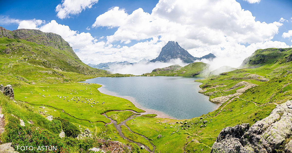 El Telesilla de los Lagos de Astún arrancará su actividad estival el próximo 18 de junio y permanecerá abierto hasta el 11 de septiembre de 2022. De 9:30 a 17:00 podremos llegar en telesilla hasta la terraza de Truchas desde donde podremos disfrutar del Ibón de Truchas así como excursiones y paseos y, si se quiere alargar, llegar hasta los lagos de Ayous.