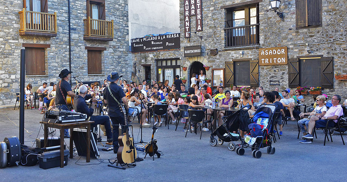 Artistas nacionales pero también venidos de otros países (como Argentina o Ucrania) participarán en la undécima edición del clásico "Festival de Música en la calle" que este año se transforma en una muestra disciplinar con la incorporación de otras manifestaciones artísticas. La calidad y la frescura de sus actuaciones permanecerá, pero se incorporan nuevas expresiones que servirán para potenciar el clima de encuentro entre público y artistas. 