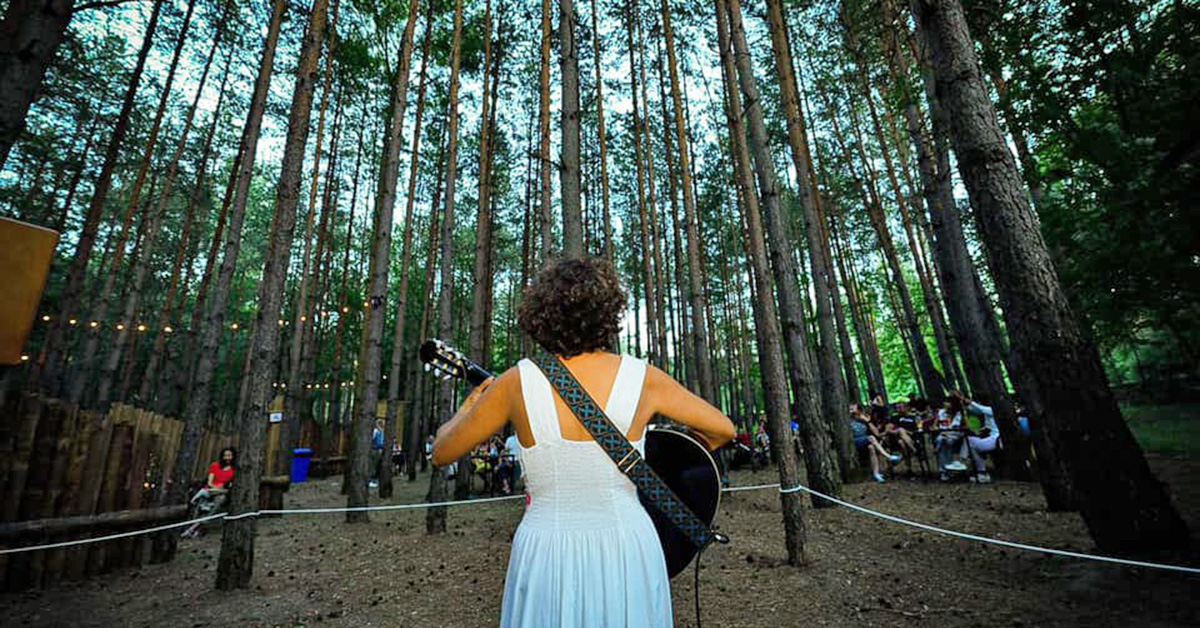 “La Selva Sonora” es el nombre con el que el Ayuntamiento de Villanúa ha querido bautizar esta nueva iniciativa cultural que se desarrollará durante los sábados de julio y agosto en el espacio conocido como “El Vivero”, dentro del área del Ecoparque El Juncaral a las 8 de la tarde. 