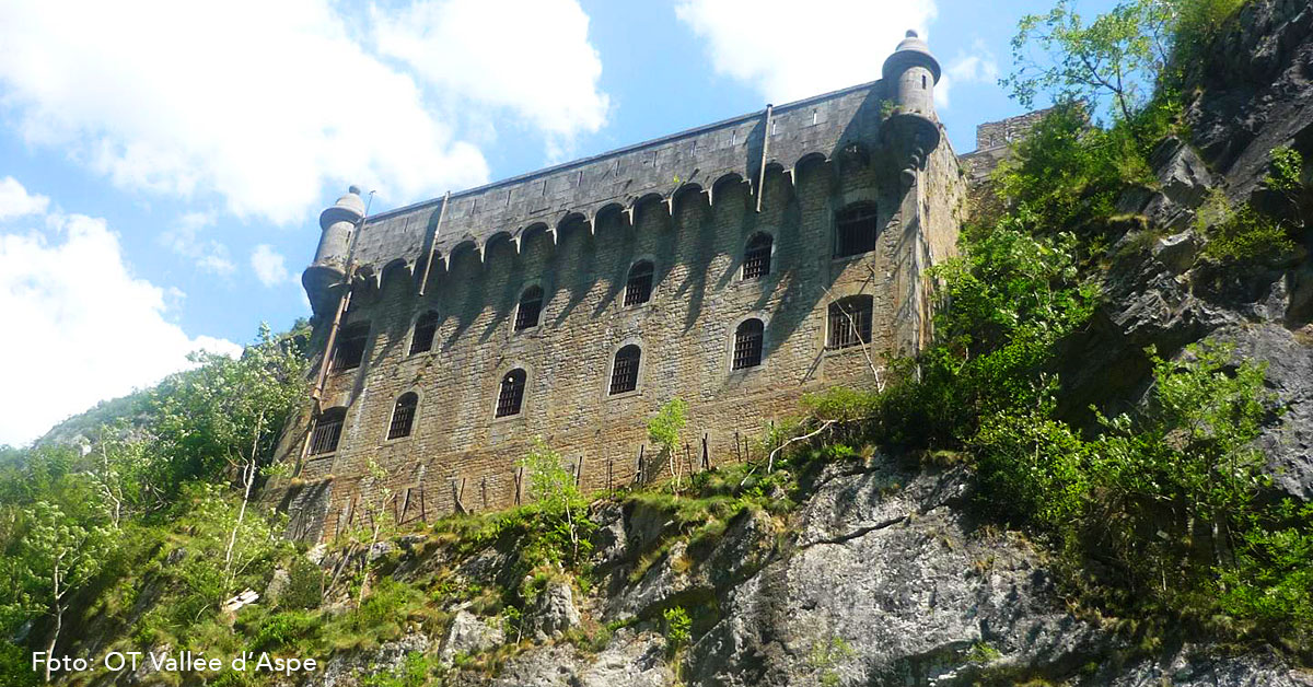 El emblemático Fuerte de Portalet (entre Urdos y Etsaut) reabre sus puertas este verano con acceso a través de la pasarela suspendida de Sescoué. Las visitas tendrán lugar todos los días del 5 de julio al 31 de agosto, en español todos los jueves, y suponen una fantástica ocasión para descubrir uno de los lugares más especiales de los Pirineos bearneses. Una fortificación que podremos visitar tras dos años cerrada por trabajos, cuya historia nos sorprenderá y emocionará y que ofrece espectaculares vistas del Chemin de la Matûre y el fondo del valle de Aspe.