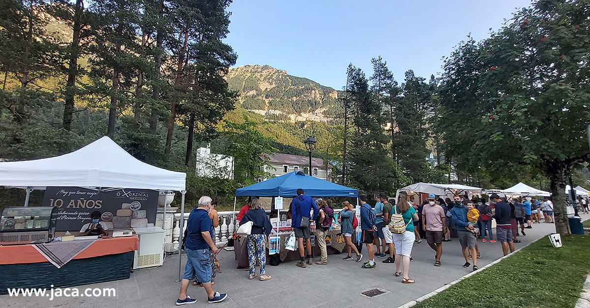 El fin de semana del 23 y 24 de julio Canfranc Pueblo acogerá su tradicional "Feria del Camino de Santiago" — con mercado de artesanos y productores, actividades de animación, conferencia y visita guiada— para continuar el sábado 30 de julio en Canfranc Estación con la Fiesta del Queso "La montaña, su gente, sus pueblos" organizado por la Asociación "La main à la pâtte". Para finalizar, , los días 20 y 21 del mes de agosto podremos disfrutar de la tradicional Feria Gastronómica de Canfranc. 