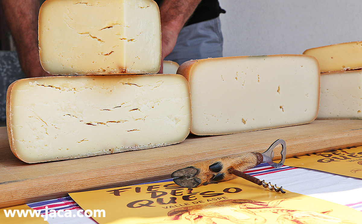 Los amantes del queso y los productos de proximidad tienen una cita el próximo domingo 24 de julio en Lees Athas para celebrar la Fête du Fromage del Valle de Aspe. La asociación del valle “Avenir fermier en Aspe, organiza esta feria que tiene como objetivo promover y difundir el trabajo de los productores de queso en montaña, los valores que los impulsan y el pastoralismo.