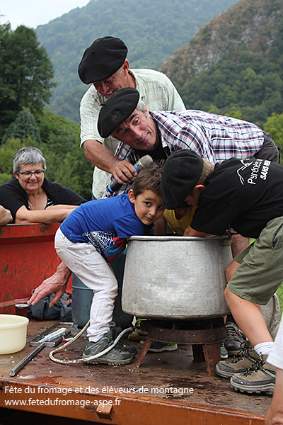 TALLER DE ELABORACIÓN DE "TOMME" QUESO DE OVEJA EN CALDERA
Demostración de Clémence & Camille (pastores, queseros en Lescun) En el prado (detrás del frontón)