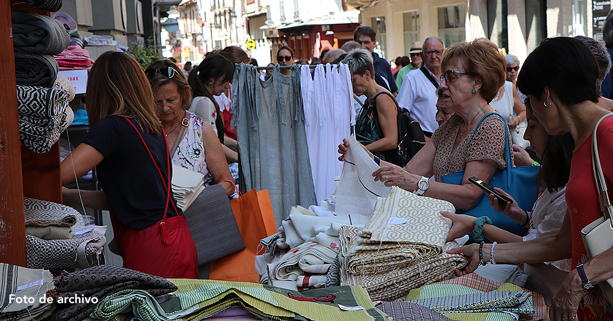 Más de 40 comerciantes de distintos sectores (ropa, decoración, artículos deportivos, etc.) participarán en este evento que se celebra como remate del verano, con ofertas y descuentos especiales. La feria, cita cultural imprescindible del verano jacetano, reunirá durante cinco días a más de 50 autores y 19 librerías y editoriales en la céntrica Plaza Biscós. El pregón, que tendrá lugar el miércoles 17 a las 19h, correrá a cargo de la autora Espido Freire.