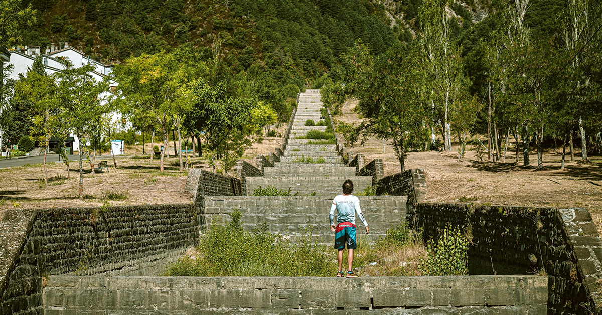 Este sábado, 13 de agosto, los corredores se enfrentarán al desafío de superar 26 de las 28 gradas del barranco de El Lierde. La lluvia de los últimos días se presenta como un elemento añadido que endurecerá más si cabe la dificultad del recorrido. Inscripciones abiertas en www.villanuadeporte.com hasta las 15 horas del viernes 12 y de 8 a 9 h el día de la prueba en el polideportivo de Villanúa.