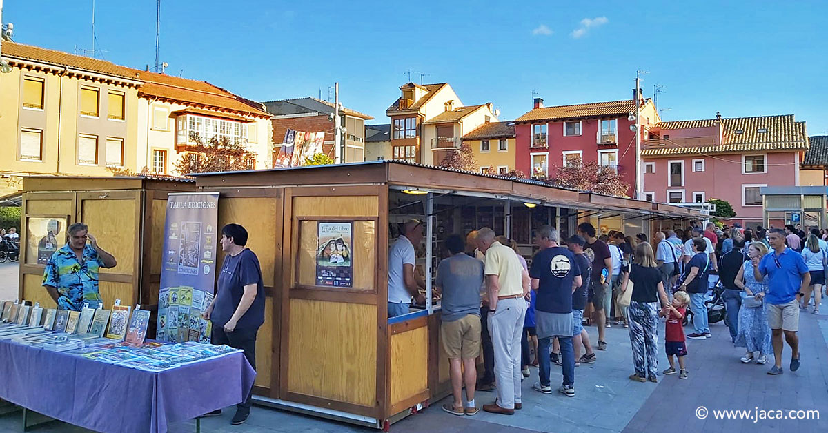 Jaca celebra su XXIII Feria del Libro del 17 al 21 de agosto 

17/08/22 . Jaca 

La feria, cita cultural imprescindible del verano jacetano, reunirá durante cinco días a más de 50 autores y 19 librerías y editoriales en la céntrica Plaza Biscós. El pregón, que tendrá lugar el miércoles 17 a las 19h, correrá a cargo de la autora Espido Freire.