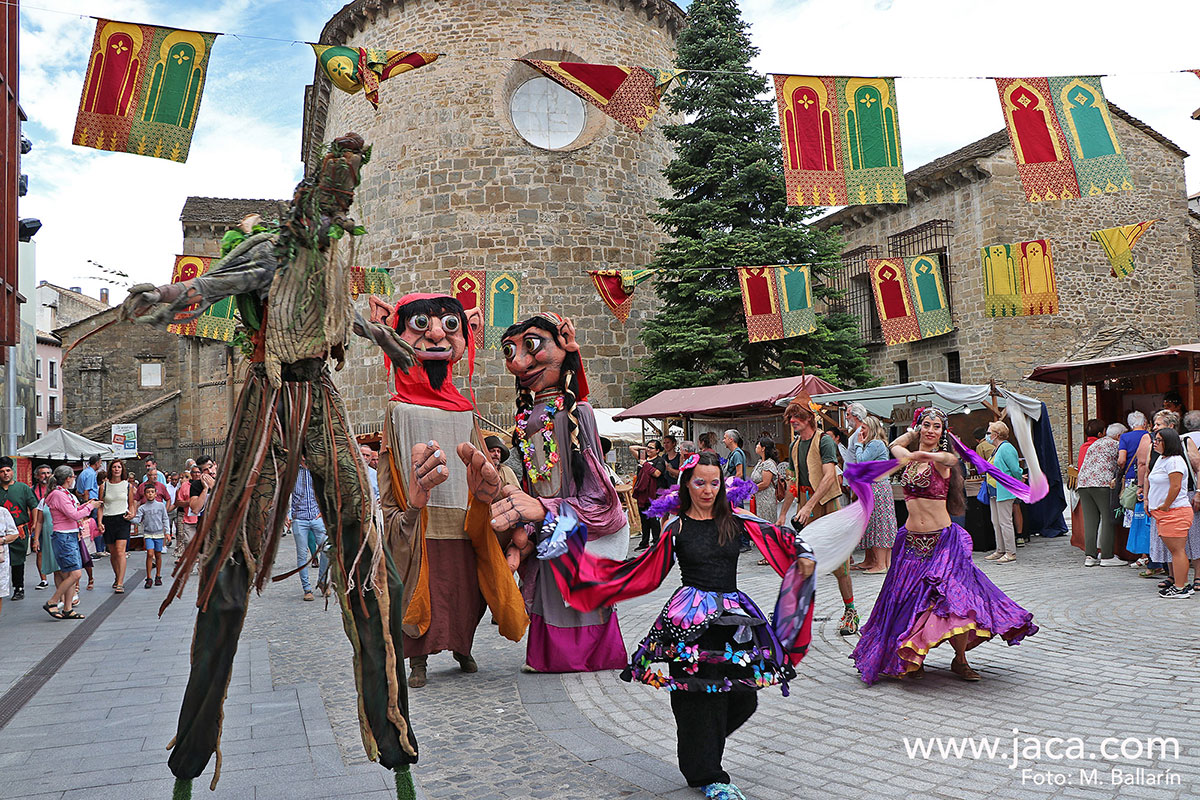 El mercado medieval de Jaca, incluido en las actividades paralelas del Festival Internacional en el Camino de Santiago, transformará el casco histórico de la ciudad del 27 al 29 de agosto, llevándonos a la época medieval cuando convivían las culturas cristiana, hebrea y musulmana. ¿Quieres ver cosas extraordinarias? Tienes una cita en Jaca.