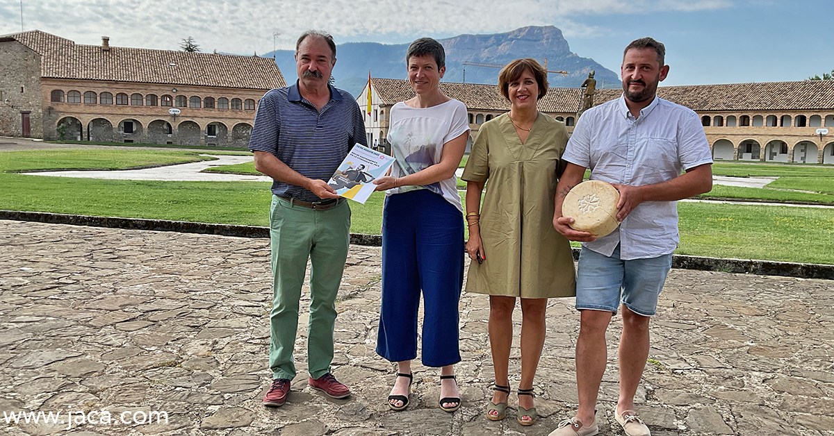 En la presentación han participado representantes de la Oficina de Turismo de Pyrénées Béarnaises — su directora María Pacheco y su presidenta Lydie Althapé—, de los productores con Cedric Pucheu de la explotación “Récébire” y de los anfitriones, con el Coronel Francisco Rubio Damián, Director del Castillo de San Pedro de Jaca.
