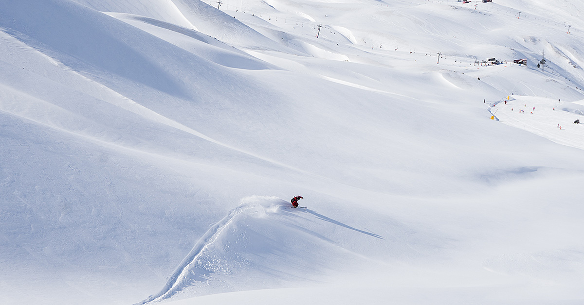 Los centros invernales de Astún y Candanchú continuan apostando por el pase único para ambas estaciones de cara a la próxima temporada de esquí, en un abono de temporada que ofrece 100 kilómetros, 102 pistas, 14 itinerarios y 40 remontes. Dos estaciones vecinas y complementarias en el Valle del Aragón que contarán con una capacidad máxima de 46.000 esquiadores/hora. 