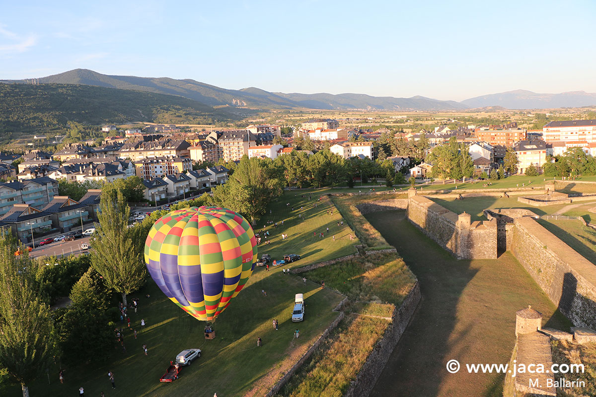 El público podrá asistir a los despegues de globos desde el entorno de la Ciudadela de Jaca. Jaca desde el Aire 2022