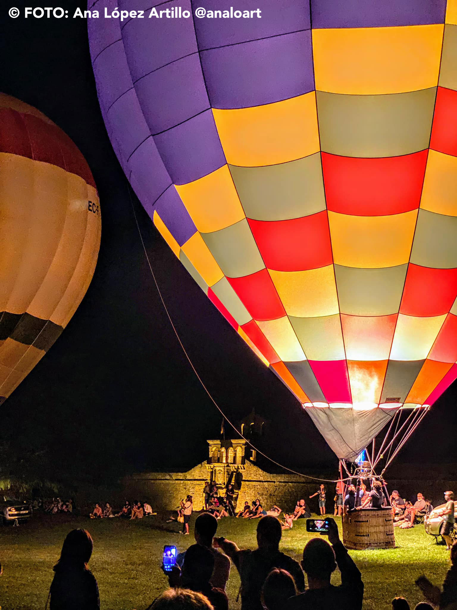 Globos en Jaca Sábado, Night Glow a las 22:30 horas. Éste es, quizás, uno de los momentos más mágicos con la iluminación de los globos, en el fantástico entorno del glacis de la Ciudadela. Este año, además, el evento nocturno contará con acompañamiento musical a los movimientos de los globos, con una sesión de DJ.