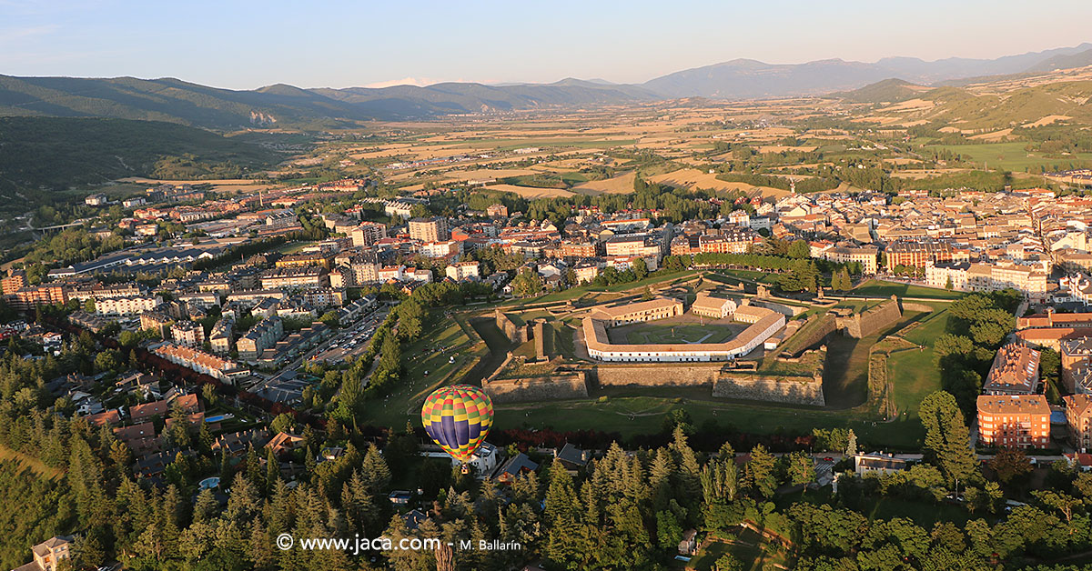 Del 15 al 17 de septiembre se celebrará la tercera edición de “Jaca desde el aire”, la regata de globos aerostáticos que ya se ha convertido en cita imprescindible. El evento, que espera reunir este año a entre ocho y diez aeronaves, forma parte del calendario oficial de la RFAE y contará con un globo cautivo para poder experimentar el vuelo en globo en el espectacular entorno de la Ciudadela de Jaca. 