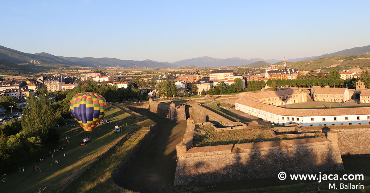 Tras el éxito de la primera edición, vuelve en septiembre la regata de globos aerostáticos "Jaca desde el aire". El fin de semana del 16 al 18 de este mes, ocho globos volarán en Jaca, con regata y evento nocturno Night Glow.