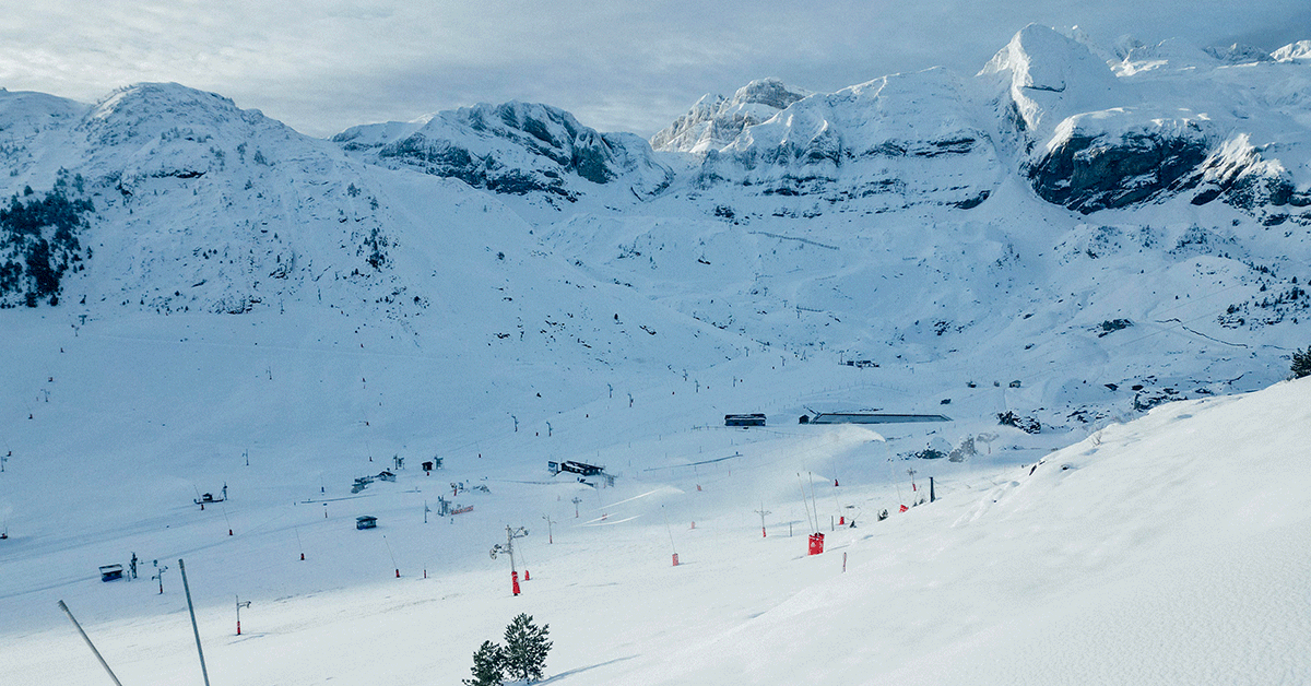 Tras las precipitaciones de esta semana, el próximo sábado día 3 comenzará la temporada 2022-2023 en el Valle del Aragón con la apertura de 57 km, 24 remontes y espesores entre 20 y 70 cm.