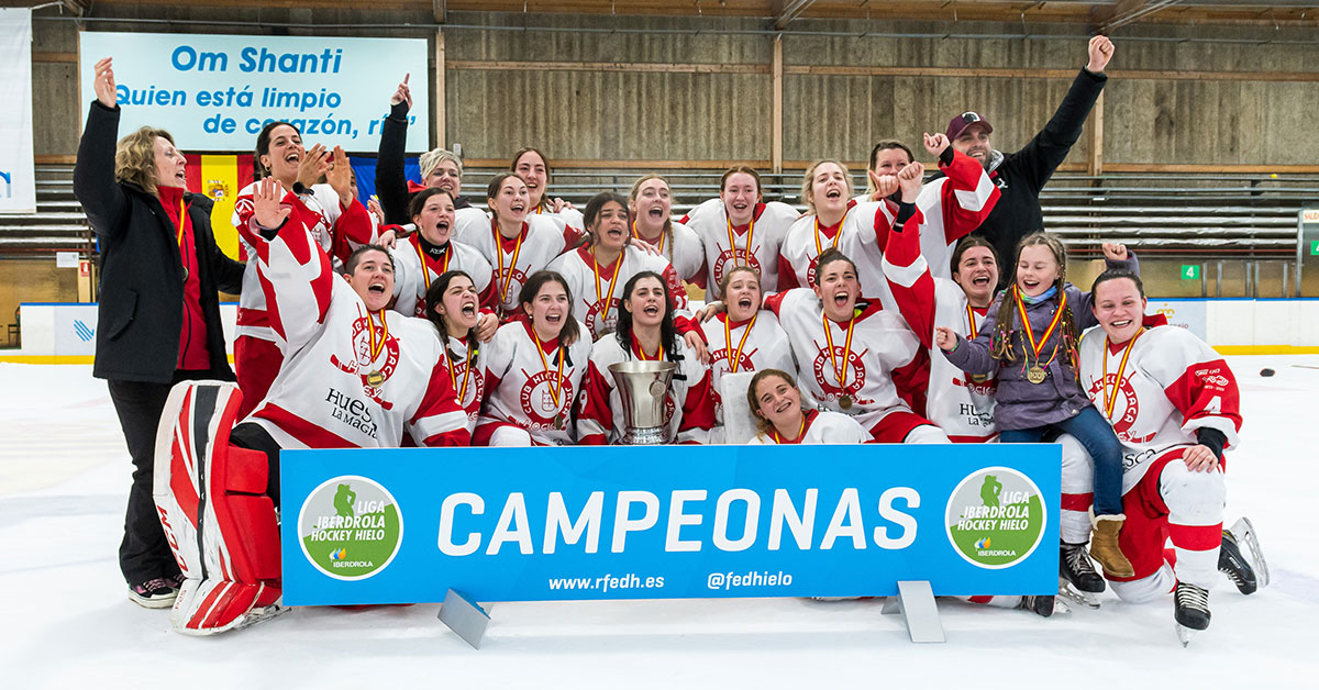 El Club Hielo Jaca se ha unido este fin de semana al grupo de equipos campeones de la Liga Iberdrola de Hockey Hielo, tras imponerse en el quinto y decisivo partido de la final al SH Majadahonda (4-5). El conjunto jacetano ha hecho historia, más allá de por levantar su primer título en hockey hielo femenino, al convertirse en el primer equipo femenino aragonés en ganar la categoría máxima de su deporte.