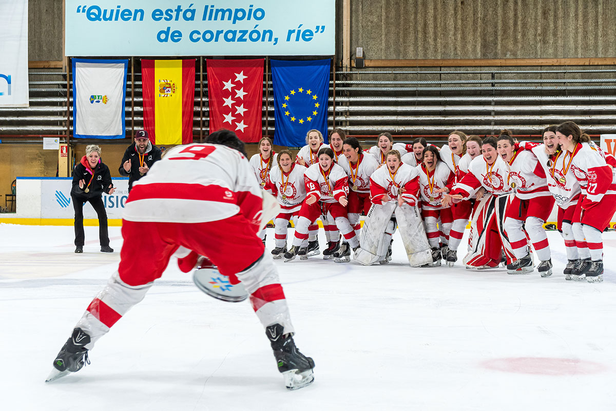 El CH Jaca femenino alza su primera Liga Iberdrola tras una final de infarto