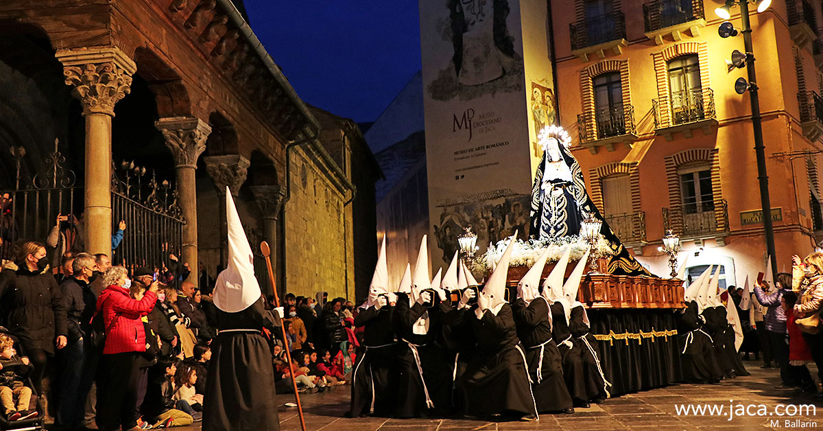 Las nueve cofradías y hermandades de la Semana Santa de Jaca tienen todo listo para recuperar esta cita imprescindible. Las procesiones de Jaca, Fiesta de Interés Turístico de Aragón, recorrerán las calles del casco histórico tras dos años de parón por la covid. Sobriedad y belleza en sus pasos, algunos de ellos con más de 100 años de antigüedad... 