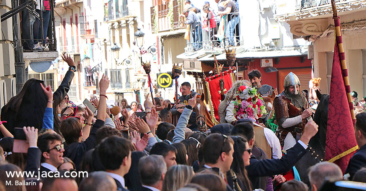 Nuestra fiesta más importante, el Primer Viernes de Mayo de Jaca, está cada vez más cerca y toda la ciudad se prepara para celebrarla. En este 2023 será el 5 de mayo cuando las calles de nuestra ciudad vuelvan a oler a pólvora, los tambores resuenen de nuevo y las voces se unan en uno de los momentos más emotivos, el canto del himno.