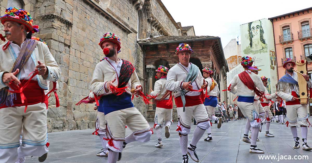 Durante los próximos meses los Bailadores de Santa Orosia celebran los 400 años de la primera referencia documentada sobre sus bailes, de 1623. Cuatro siglos de devoción y folclore en torno a la figura de la patrona de Jaca con dos dances (castañuelas y palos)que contribuyen, sin duda, a que romerías, ritos y tradiciones estén en el corazón de jaqueses y visitantes y el conjunto, sea Bien de Interés Cultural.