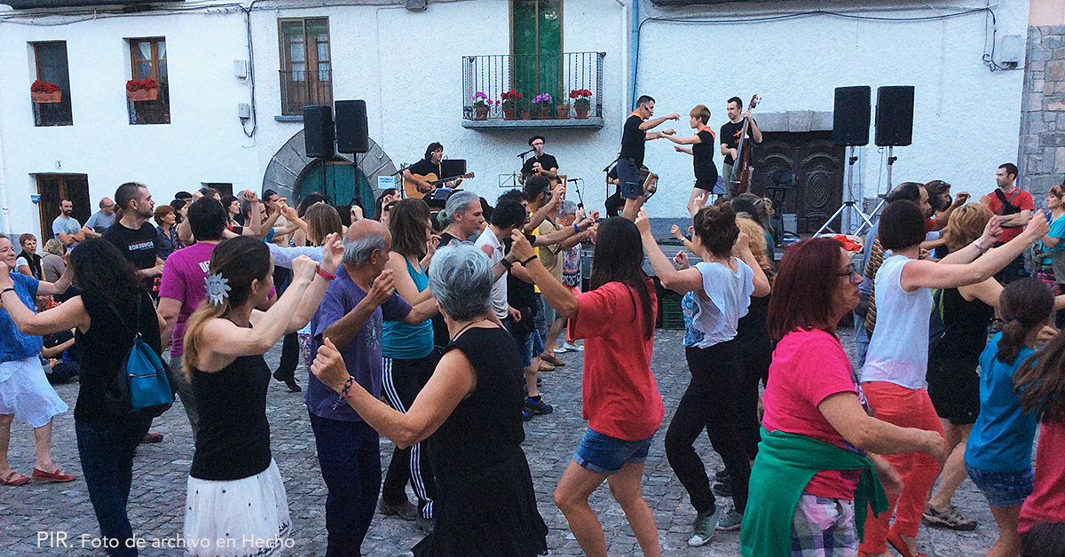 Aragüés del Puerto acoge desde esta tarde las actuaciones musicales y el folclore pirenaico en la 26ª edición del Festival de Música y Cultura Pirenaicas PIR, que además incorpora en 2023 un Taller de danza y bailes tradicionales (coordinado por Aiko Taldea y Biella Nuei) que quiere recuperar el espíritu festivo de la música popular. 