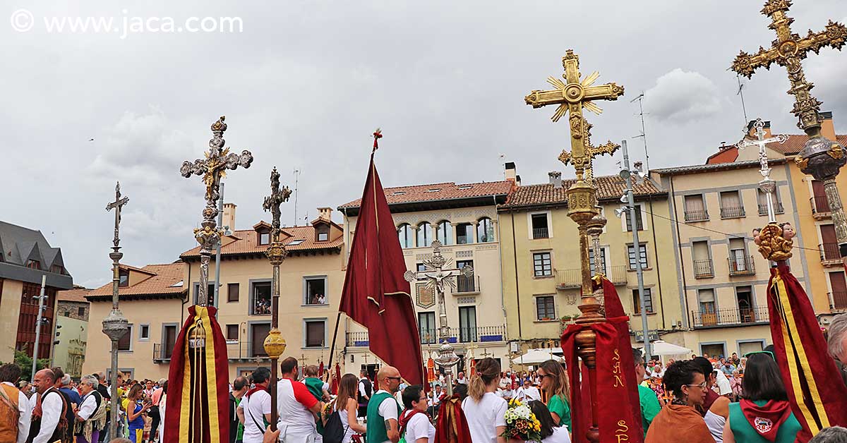 Los actos religiosos tendrán lugar los días 24 con la entrada de los romeros y el día 25 con la procesión y las celebraciones de Santa Orosia, patrona de Jaca que serán las protagonistas de la mañana. Por la noche, fuegos artificiales los días 25 y 29 y todos los días, excepto el de Santa Orosia, a las 13h los más jóvenes tendrán una cita con los cabezudos y gigantes que saldrán del Ayuntamiento para recorrer las calles acompañados de la charanga.