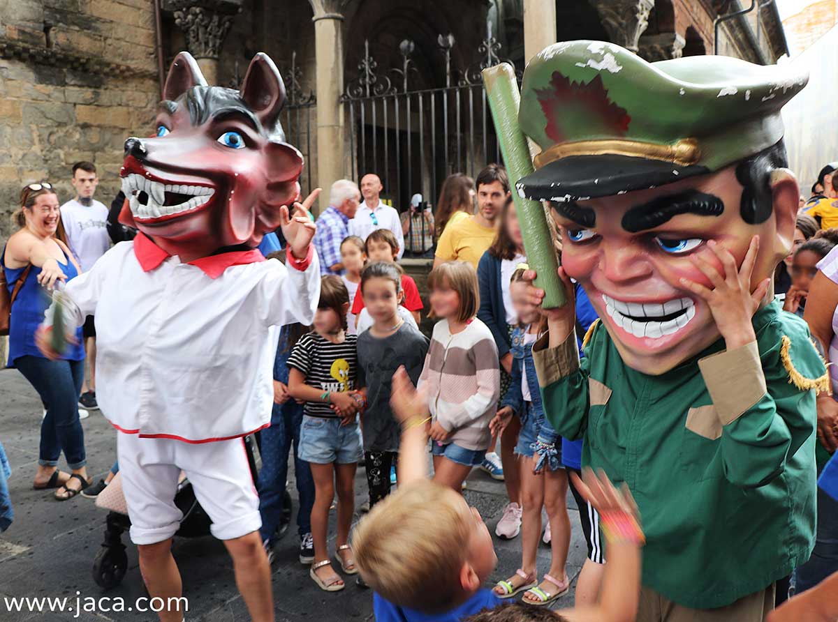 Espectáculos infantiles, actividades para jóvenes, conciertos, tradiciones o folklore son algunas de las propuestas del amplio programa diseñado para celebrar las fiestas de Santa Orosia y San Pedro del 23 al 29 de junio. Como preámbulo se incluye una jornada prefiestas, el sábado 10 de junio en la plaza San Lure que incluirá una comida (cuyos tiques se pueden comprar en las peñas, 12 euros para adultos y 6 € el infantil), actividades, hinchables para los más pequeños, Disco Móvil a partir de las 19.00 y de 23.00 a 3.00 orquesta. La entrada será libre y gratuita por la tarde.
